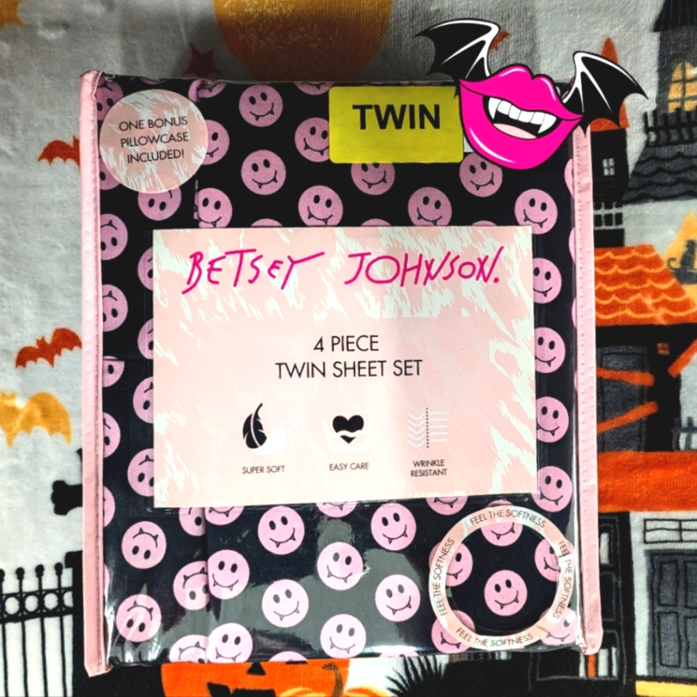 🆕 Betsey Johnson 💗 Pink Smile Emoji Vampire Twin Sheet Set